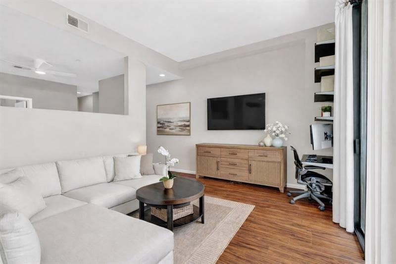 1 bedroom, 1 bathroom, 713 sq ft condominium for sale at 3040 Peachtree Road 1605, Atlanta, GA 30305 — photo 3