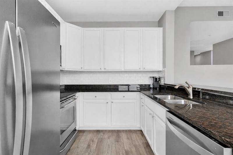 1 bedroom, 1 bathroom, 713 sq ft condominium for sale at 3040 Peachtree Road 1605, Atlanta, GA 30305 — photo 6