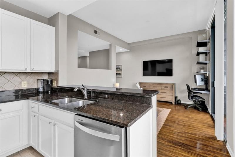 1 bedroom, 1 bathroom, 713 sq ft condominium for sale at 3040 Peachtree Road 1605, Atlanta, GA 30305 — photo 7