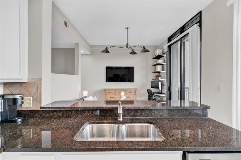 1 bedroom, 1 bathroom, 713 sq ft condominium for sale at 3040 Peachtree Road 1605, Atlanta, GA 30305 — photo 9