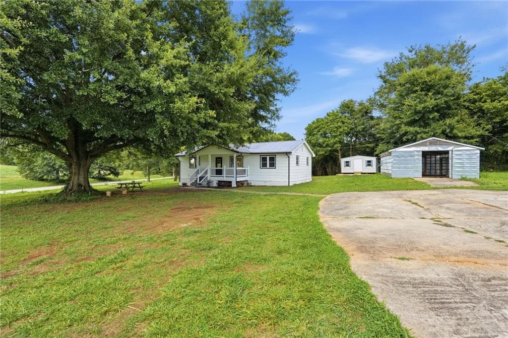 3 bedroom, 2 bathroom, 1,400 sq ft single family residence under contract at 667 Wo Smith Road, Jefferson, GA 30549 — photo 2