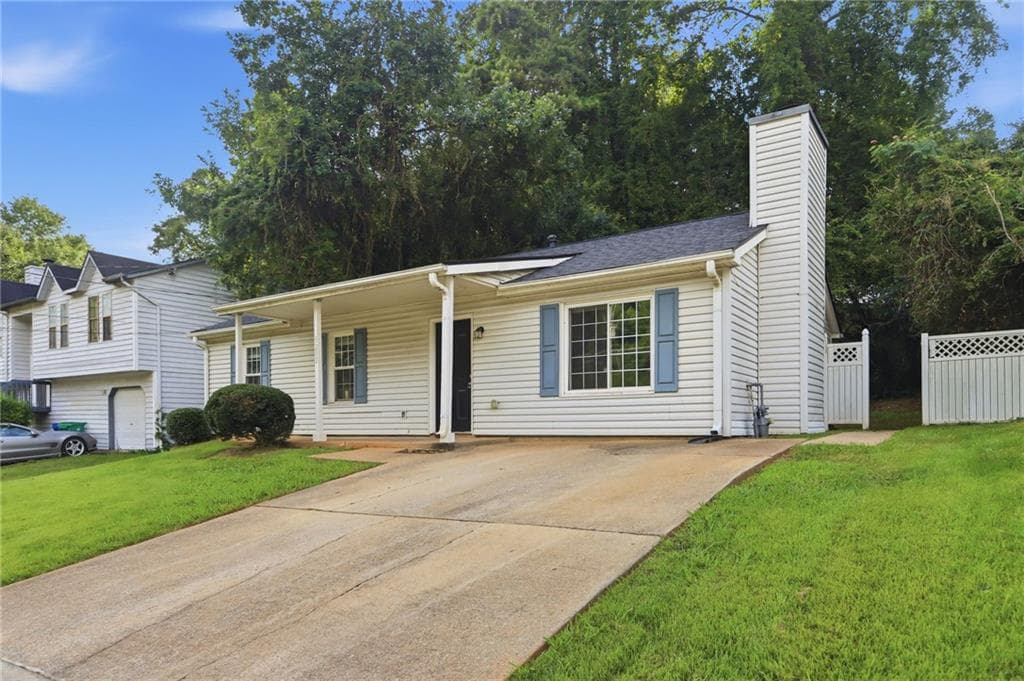3 bedroom, 2 bathroom, 1,218 sq ft single family residence under contract at 5202 Scarbrough Lane, Stone Mountain, GA 30088 — photo 3
