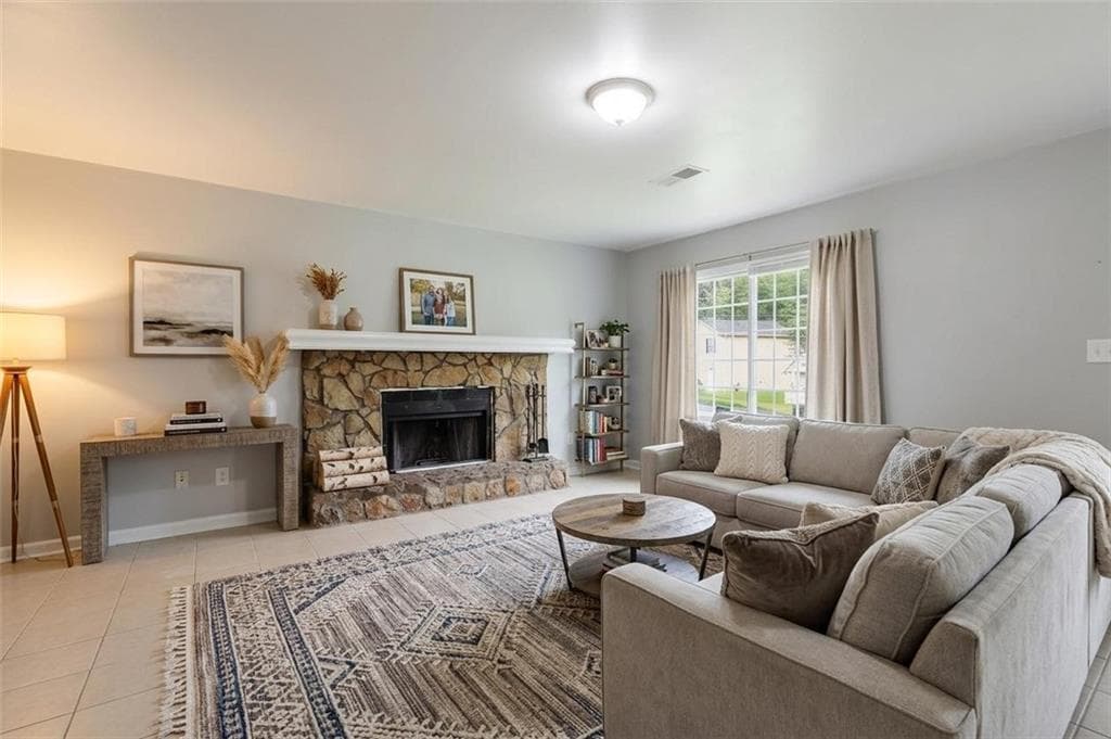 3 bedroom, 2 bathroom, 1,218 sq ft single family residence under contract at 5202 Scarbrough Lane, Stone Mountain, GA 30088 — photo 4