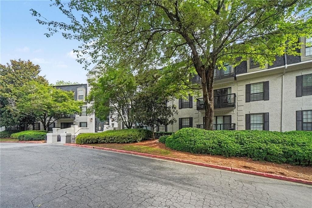 2 bedroom, 2 bathroom, 1,504 sq ft condominium under contract at 4105 Pine Heights Drive, Atlanta, GA 30324 — photo 2
