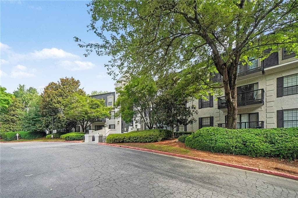 2 bedroom, 2 bathroom, 1,504 sq ft condominium under contract at 4105 Pine Heights Drive, Atlanta, GA 30324 — photo 3