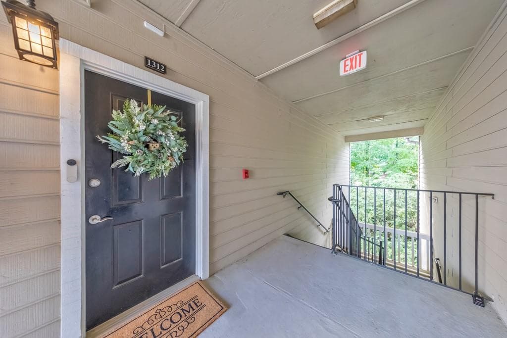 2 bedroom, 2 bathroom, 1,216 sq ft condominium for sale at 1250 Parkwood Circle 1312, Atlanta, GA 30339 — photo 2