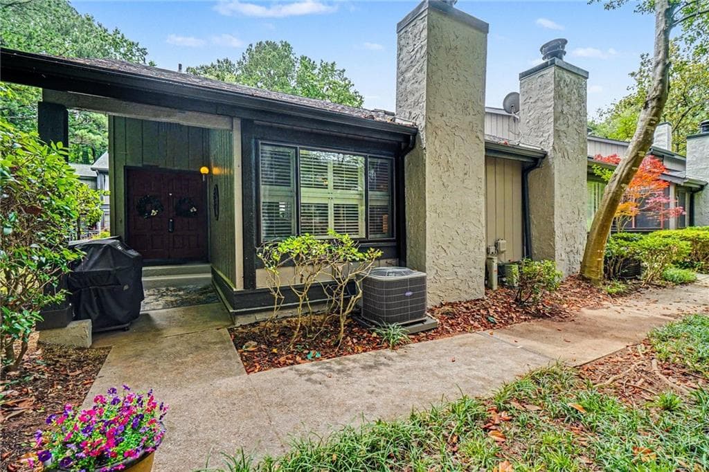 2 bedroom, 2 bathroom, 1,323 sq ft condominium under contract at 3078 Balearic Drive, Marietta, GA 30067 — photo 2