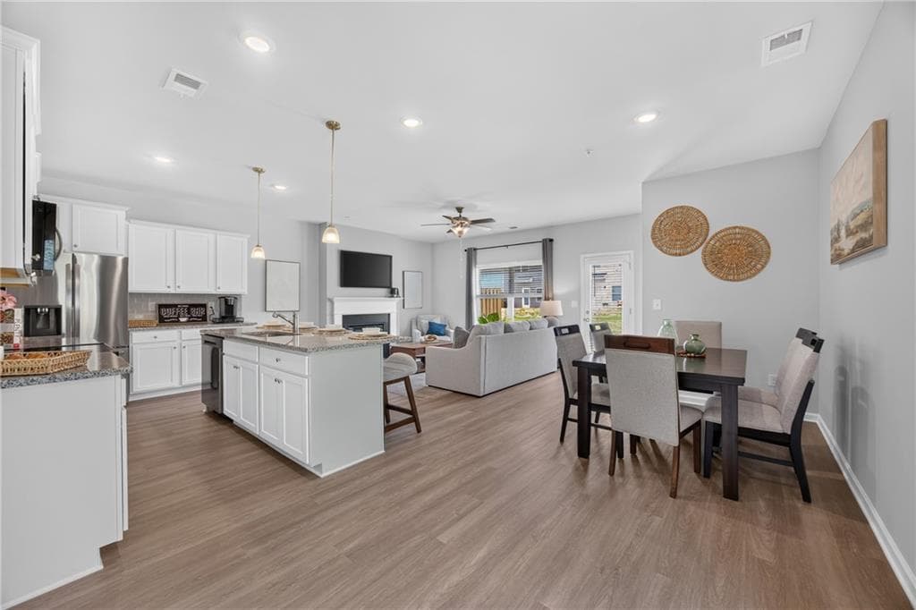 4 bedroom, 3 bathroom, 1,805 sq ft townhouse under contract at 6418 Towhee Way, Morrow, GA 30260 — photo 3