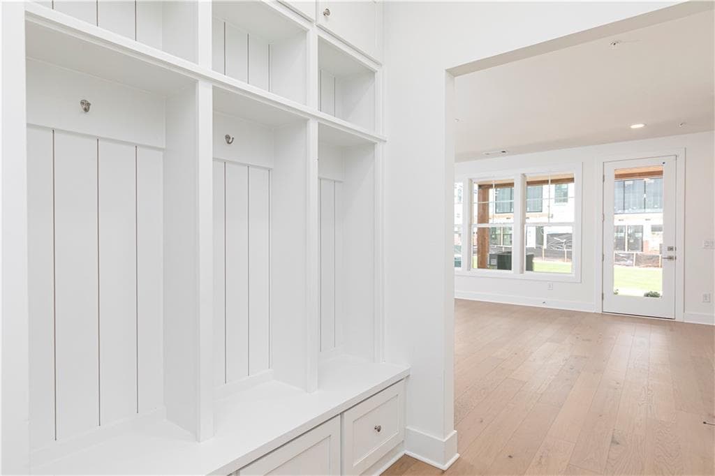 3 bedroom, 5 bathroom, 3,700 sq ft townhouse under contract at 2058 Lanier Grove, Alpharetta, GA 30009 — photo 3