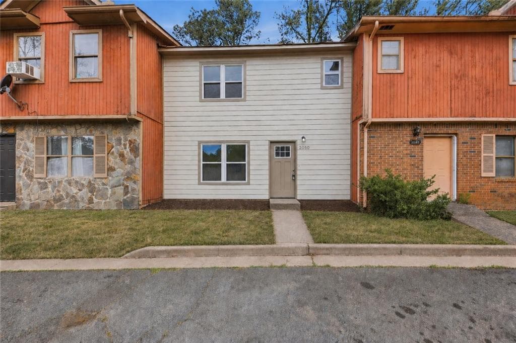 2 bedroom, 3 bathroom, 1,056 sq ft townhouse for sale at 2050 Lenoa Lane, Austell, GA 30106 — photo 2