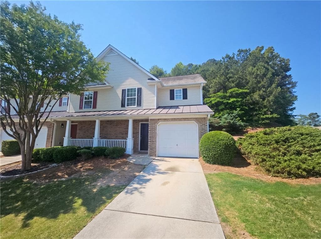 2 bedroom, 2 bathroom, 1,228 sq ft townhouse under contract at 220 Fox Creek Boulevard, Woodstock, GA 30188