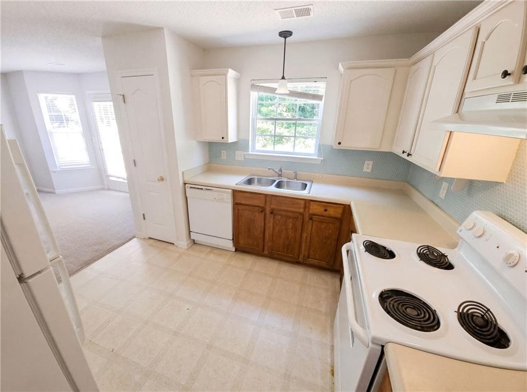 2 bedroom, 2 bathroom, 1,228 sq ft townhouse under contract at 220 Fox Creek Boulevard, Woodstock, GA 30188 — photo 2