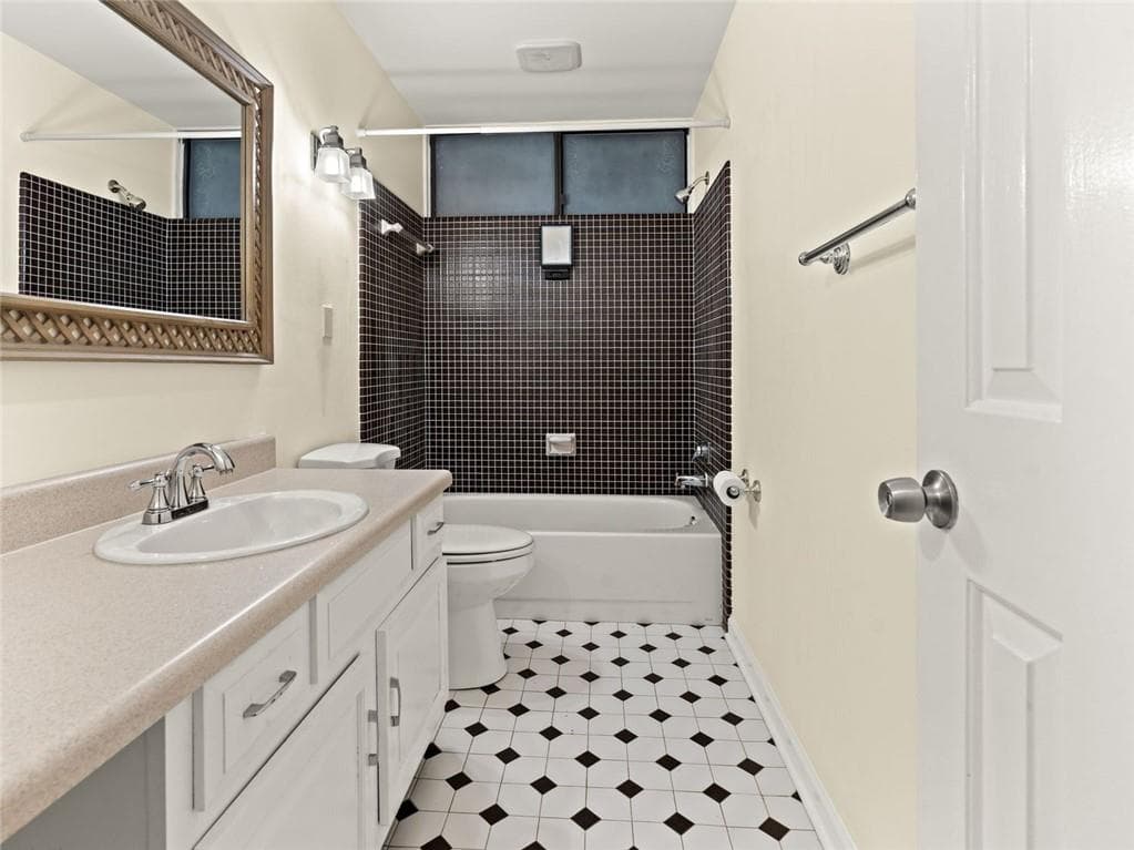 3 bedroom, 2 bathroom, 1,916 sq ft townhouse for rent at 206 NE 6th Street 206, Atlanta, GA 30308 for $3,600 a month — photo 9