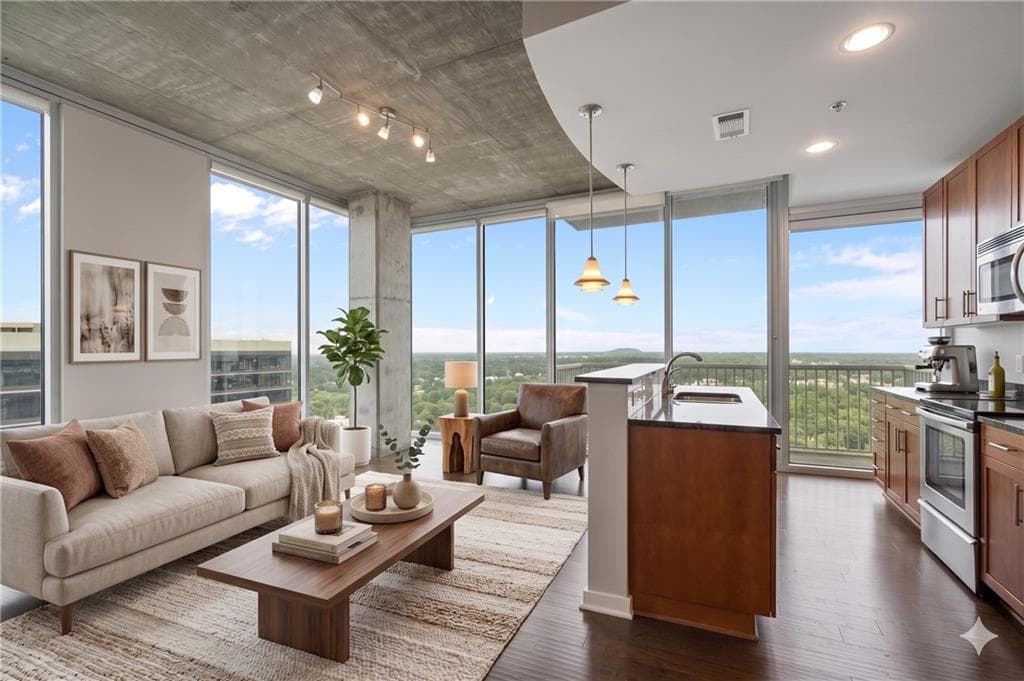 2 bedroom, 2 bathroom, 1,000 sq ft condominium for sale at 855 Peachtree Street 2914, Atlanta, GA 30308 — photo 2