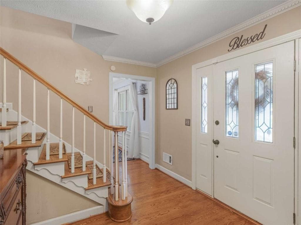 6 bedroom, 3 bathroom, 2,710 sq ft single family residence under contract at 1310 Vineyard Drive, Conyers, GA 30013 — photo 2