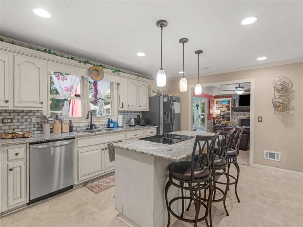 6 bedroom, 3 bathroom, 2,710 sq ft single family residence under contract at 1310 Vineyard Drive, Conyers, GA 30013 — photo 10