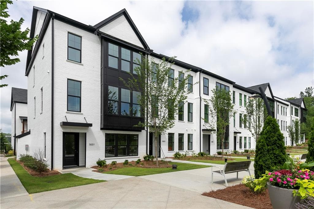 3 bedroom, 4 bathroom, 2,700 sq ft townhouse for sale at 5001 Hartwell Place, Alpharetta, GA 30009 — photo 2