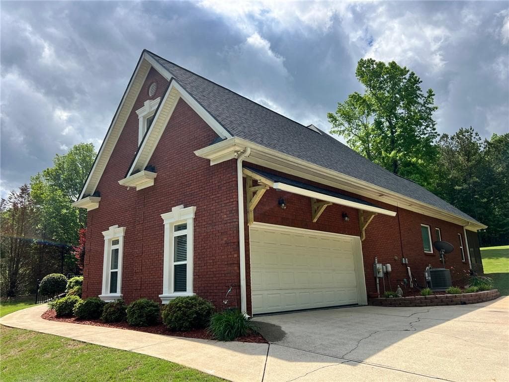 4 bedroom, 3 bathroom, 2,985 sq ft single family residence for rent at 194 Sweetwater Ridge, Hoschton, GA 30548 for $2,850 a month — photo 3