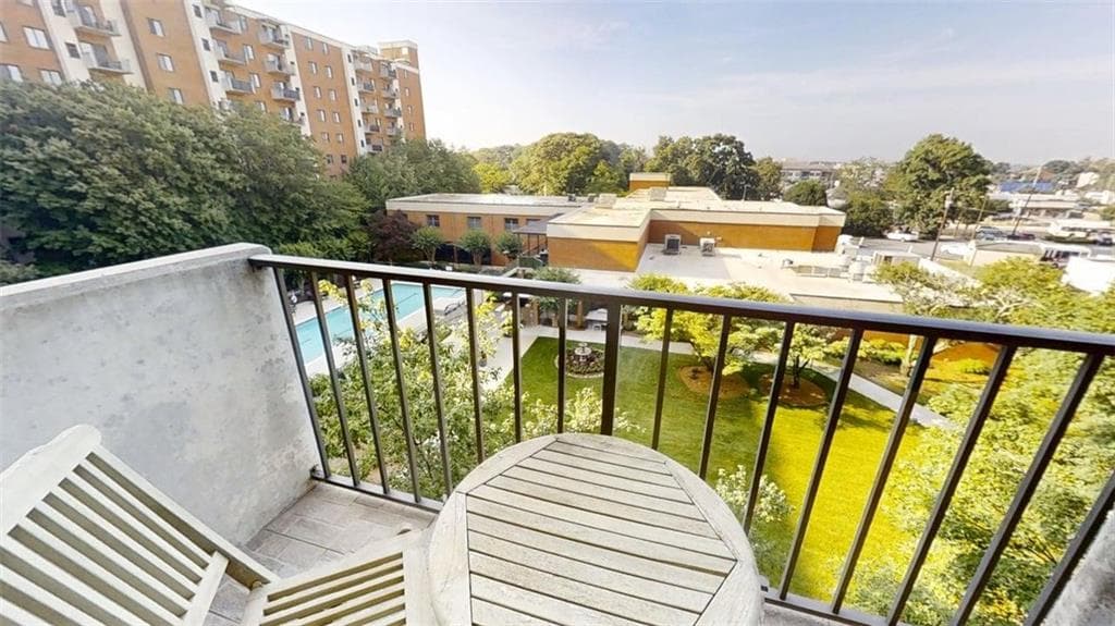 2 bedroom, 2 bathroom, 1,070 sq ft condominium for sale at 300 Johnson Ferry Road B506, Sandy Springs, GA 30328 — photo 2