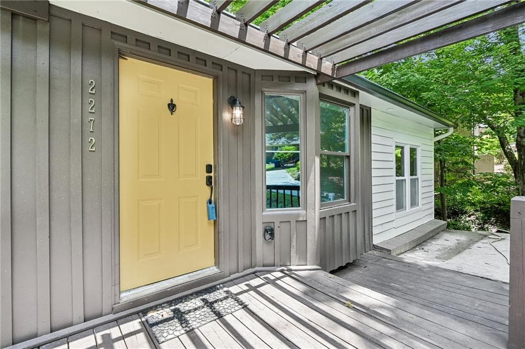 4 bedroom, 3 bathroom, 2,500 sq ft single family residence for sale at 2272 Vistamont Drive, Decatur, GA 30033 — photo 4