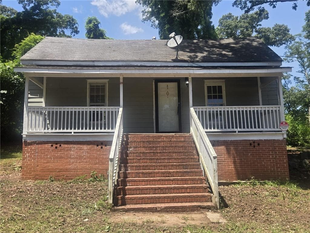 2 bedroom, 1 bathroom, 1,002 sq ft single family residence under contract at 71 Sargent Railroad Avenue, Newnan, GA 30263
