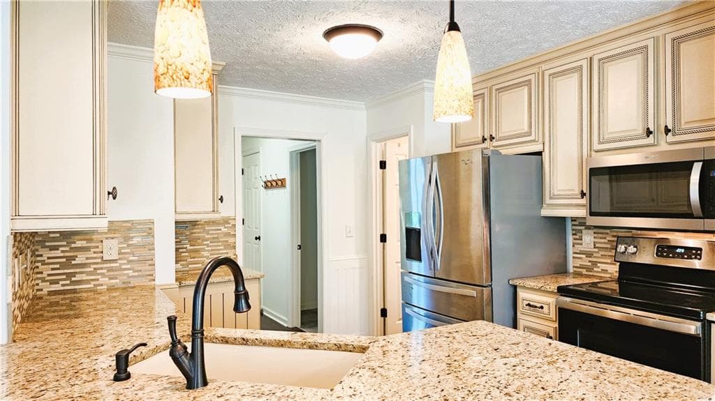 4 bedroom, 2 bathroom, 2,261 sq ft single family residence under contract at 1881 Flowering Drive, Grayson, GA 30017 — photo 5