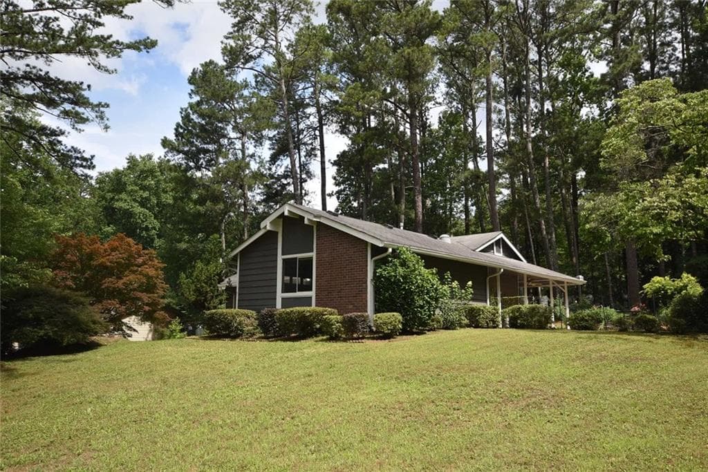 3 bedroom, 2 bathroom, 1,785 sq ft single family residence for sale at 1288 Crescent Drive, Marietta, GA 30066 — photo 3