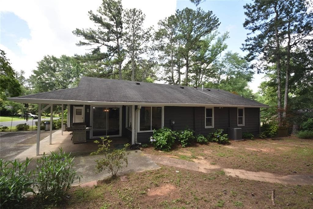 3 bedroom, 2 bathroom, 1,785 sq ft single family residence for sale at 1288 Crescent Drive, Marietta, GA 30066 — photo 4
