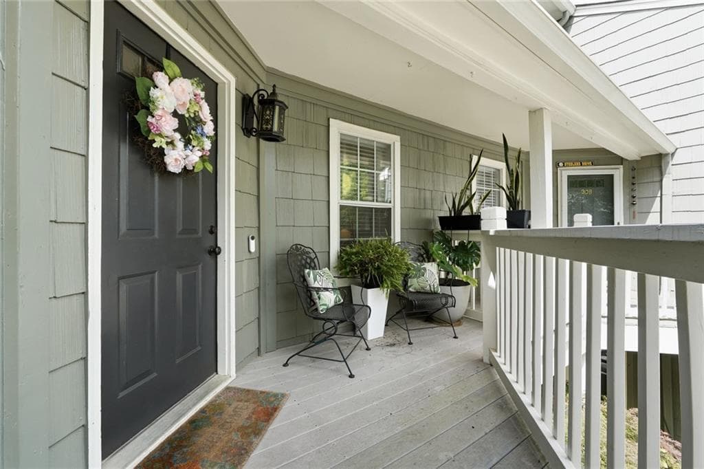 3 bedroom, 2 bathroom, 1,822 sq ft condominium for sale at 306 Mill Pond Road, Roswell, GA 30076 — photo 3