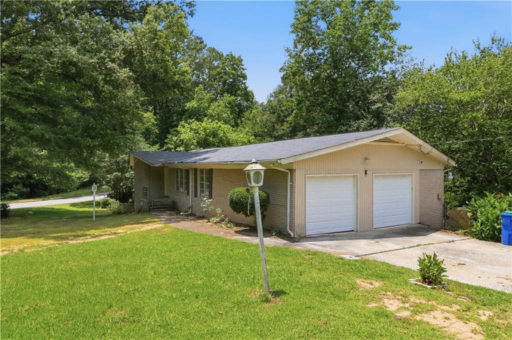 4 bedroom, 3 bathroom, 2,985 sq ft single family residence for sale at 6735 Marlborough Circle, Atlanta, GA 30349 — photo 3