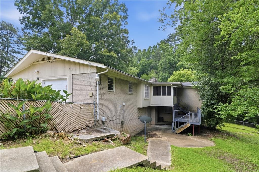 4 bedroom, 3 bathroom, 2,985 sq ft single family residence for sale at 6735 Marlborough Circle, Atlanta, GA 30349 — photo 4