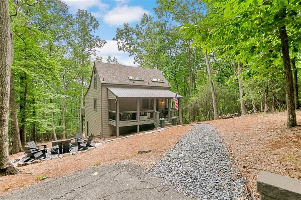 3 bedroom, 4 bathroom, 2,300 sq ft single family residence for sale at 233 Lone Wolf Trail, Jasper, GA 30143 — photo 1 of 48