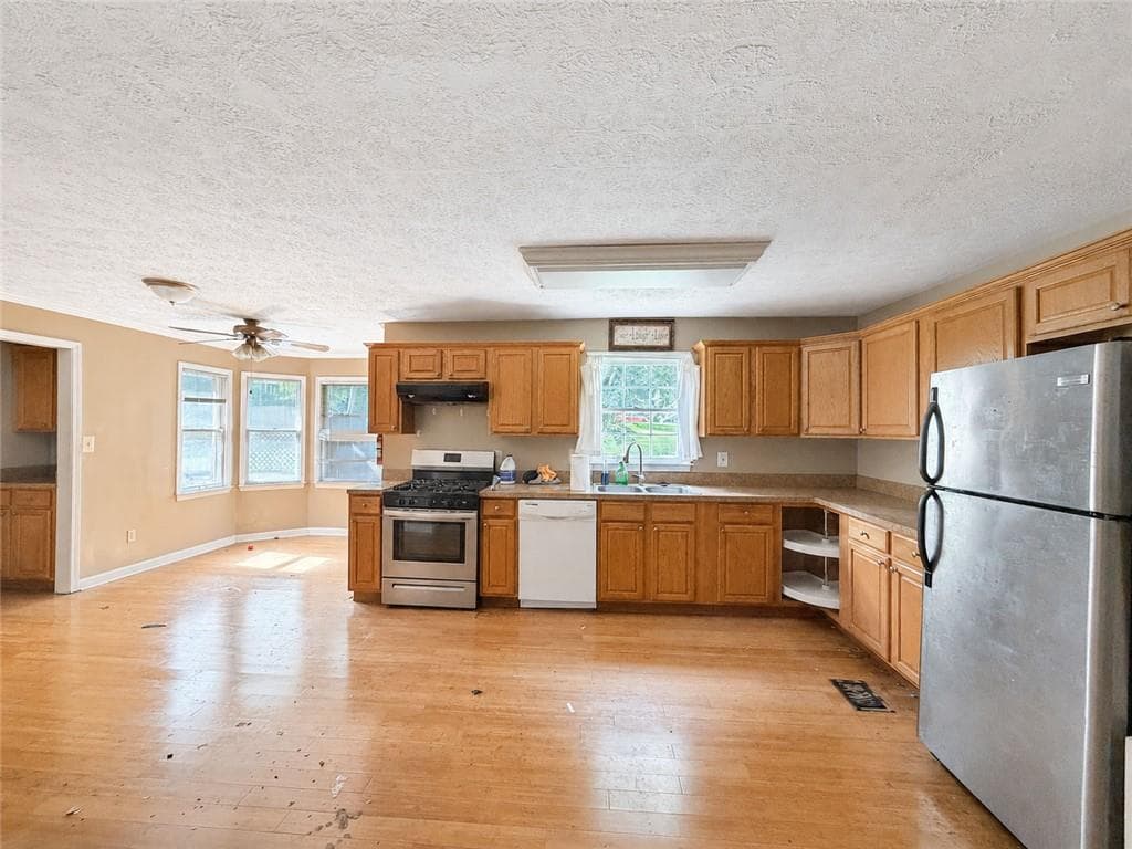 4 bedroom, 4 bathroom, 2,178 sq ft single family residence under contract at 677 Bankshire Drive, Suwanee, GA 30024 — photo 4