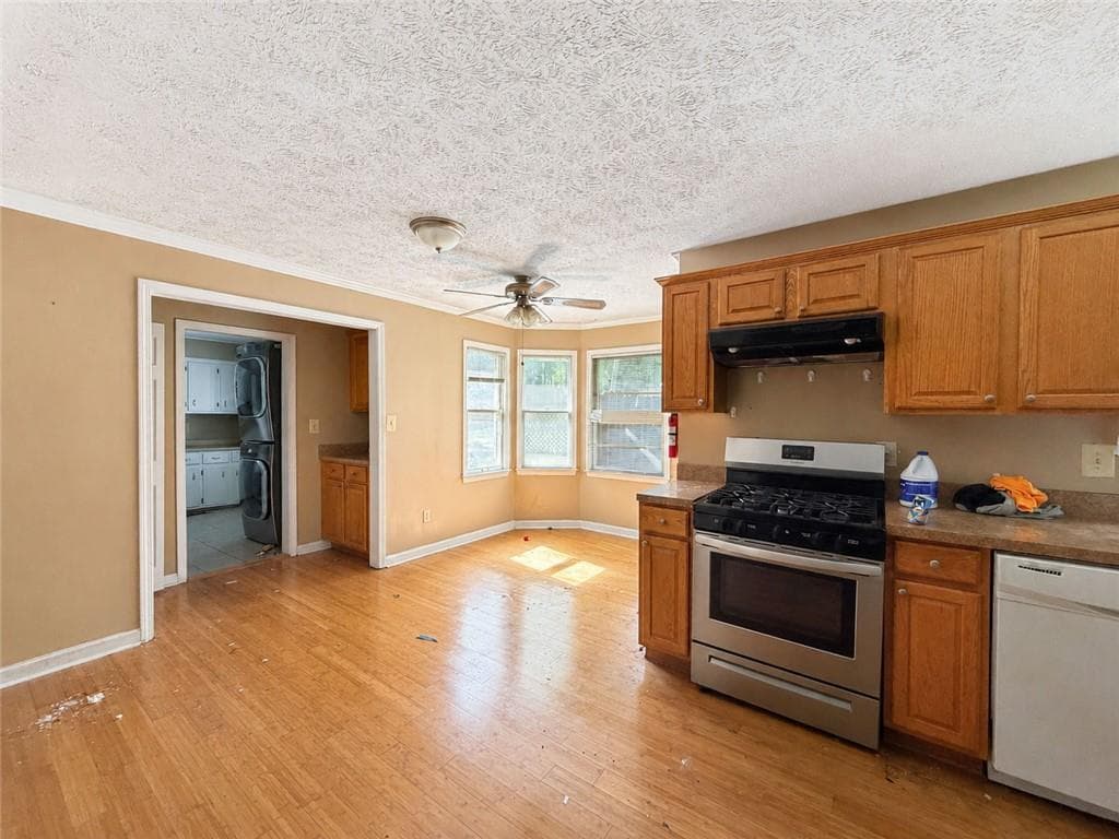 4 bedroom, 4 bathroom, 2,178 sq ft single family residence under contract at 677 Bankshire Drive, Suwanee, GA 30024 — photo 5