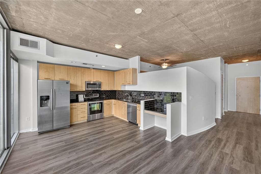 1 bedroom, 1 bathroom, 698 sq ft condominium for rent at 3324 Peachtree Road 915, Atlanta, GA 30326 for $1,700 a month — photo 5