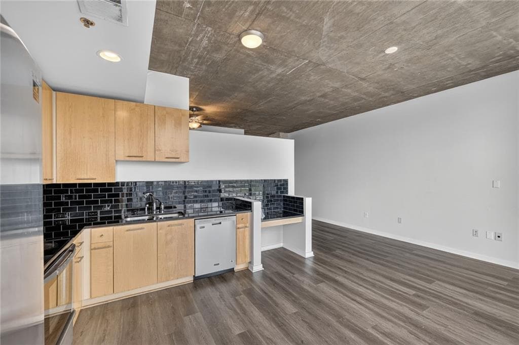 1 bedroom, 1 bathroom, 698 sq ft condominium for rent at 3324 Peachtree Road 915, Atlanta, GA 30326 for $1,700 a month — photo 6