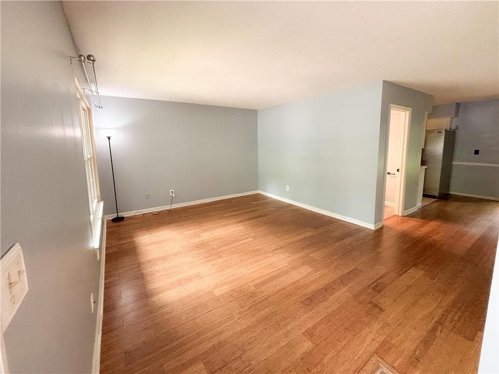 3 bedroom, 3 bathroom, 1,311 sq ft condominium under contract at 383 Leisure Court, Marietta, GA 30064 — photo 2