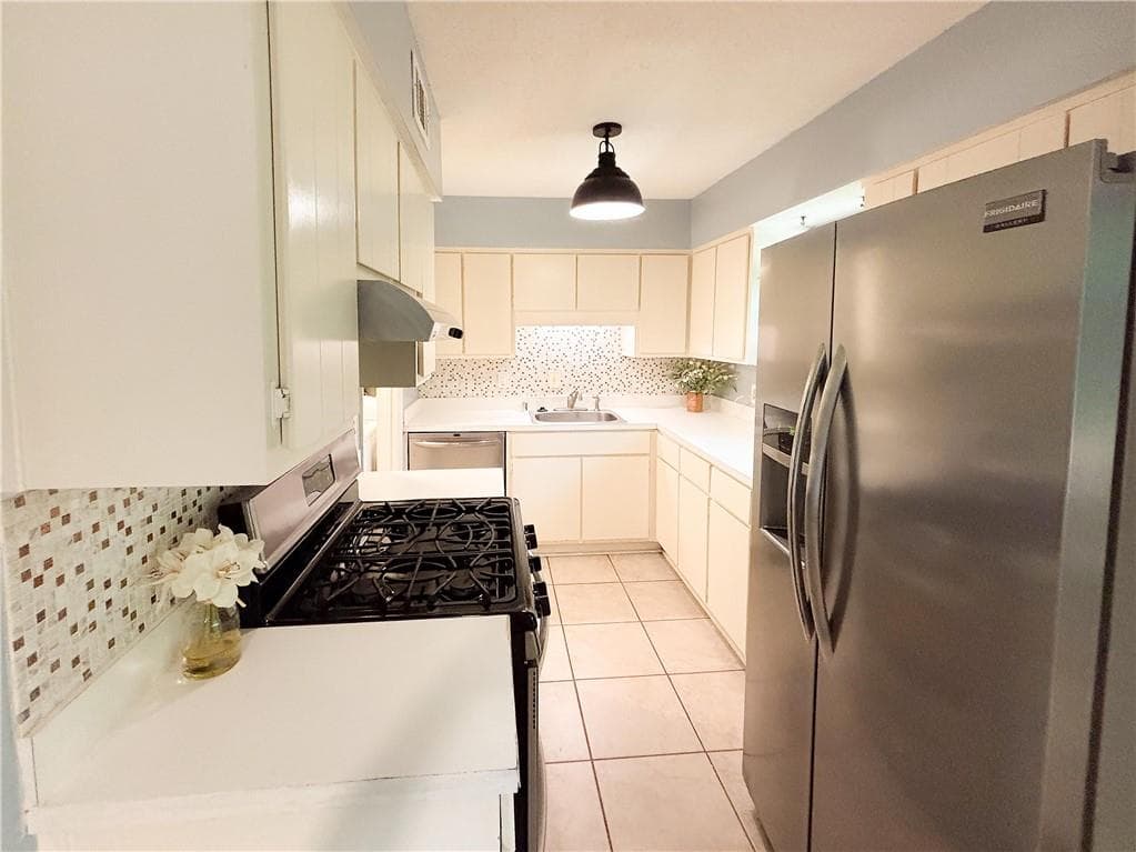 3 bedroom, 3 bathroom, 1,311 sq ft condominium under contract at 383 Leisure Court, Marietta, GA 30064 — photo 3