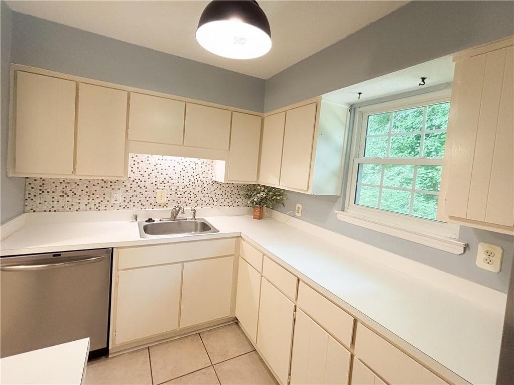 3 bedroom, 3 bathroom, 1,311 sq ft condominium under contract at 383 Leisure Court, Marietta, GA 30064 — photo 4