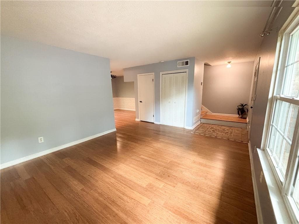 3 bedroom, 3 bathroom, 1,311 sq ft condominium under contract at 383 Leisure Court, Marietta, GA 30064 — photo 5