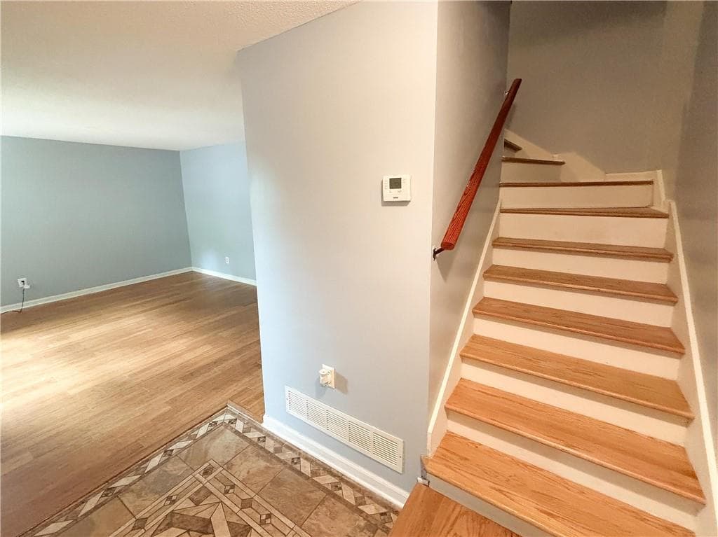 3 bedroom, 3 bathroom, 1,311 sq ft condominium under contract at 383 Leisure Court, Marietta, GA 30064 — photo 7