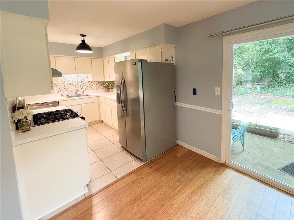 3 bedroom, 3 bathroom, 1,311 sq ft condominium under contract at 383 Leisure Court, Marietta, GA 30064 — photo 8