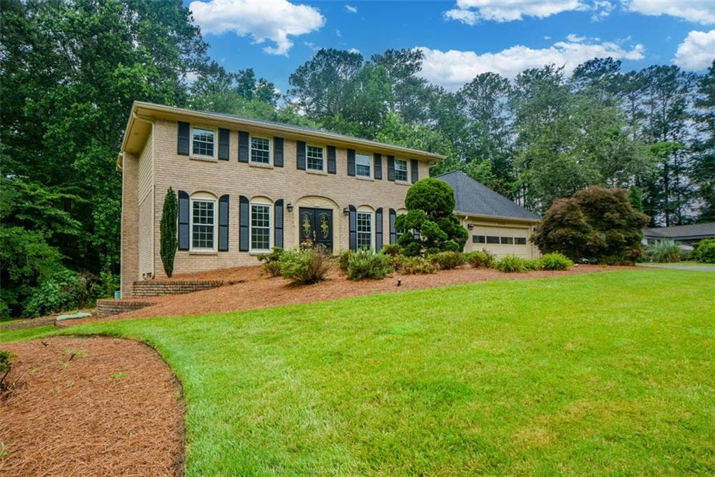4 bedroom, 3 bathroom, 3,815 sq ft single family residence for sale at 2355 N Peachtree Way, Dunwoody, GA 30338 — photo 3