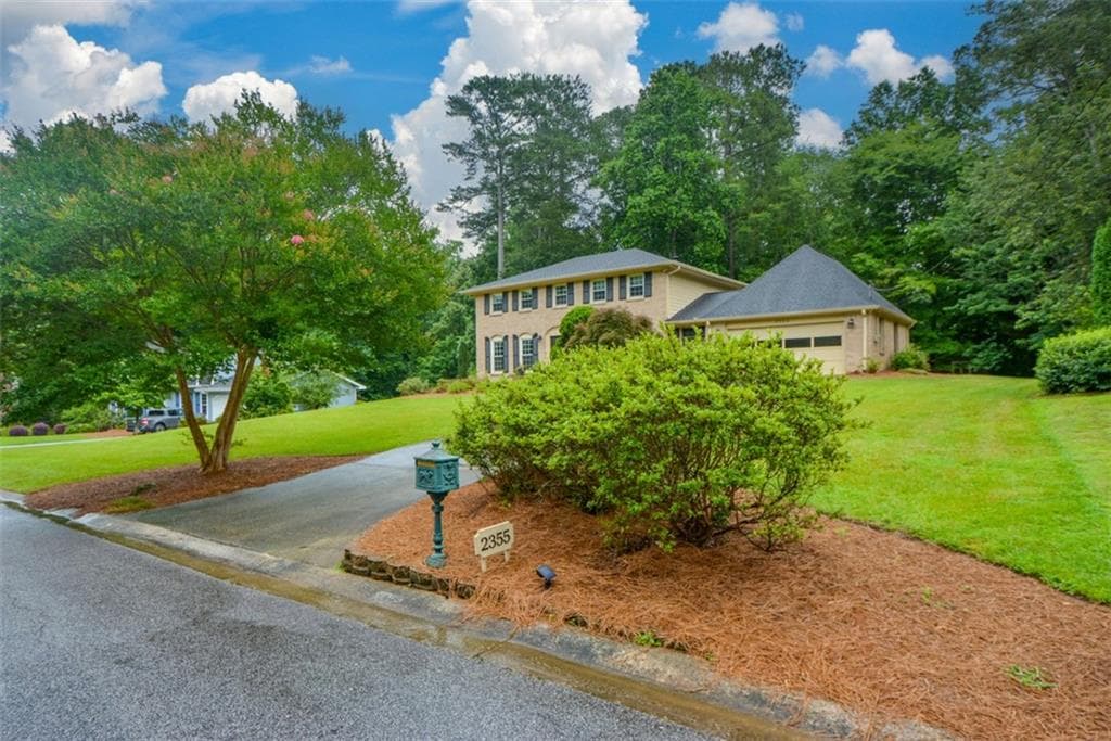 4 bedroom, 3 bathroom, 3,815 sq ft single family residence for sale at 2355 N Peachtree Way, Dunwoody, GA 30338 — photo 4