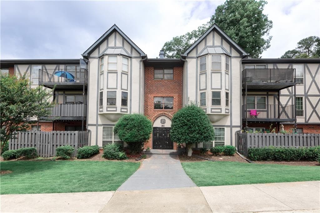 3 bedroom, 2 bathroom, 1,469 sq ft condominium for sale at 6851 Roswell Road B15, Atlanta, GA 30328 — photo 1 of 20