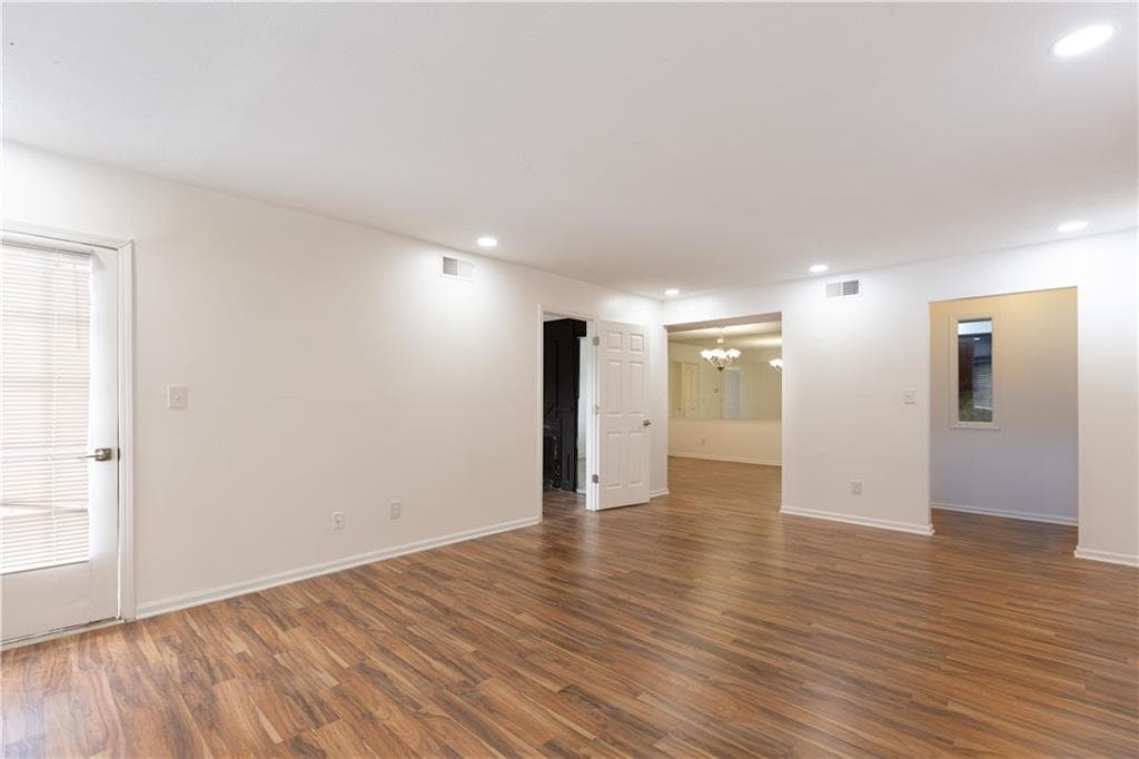 3 bedroom, 2 bathroom, 1,469 sq ft condominium for sale at 6851 Roswell Road B15, Atlanta, GA 30328 — photo 5