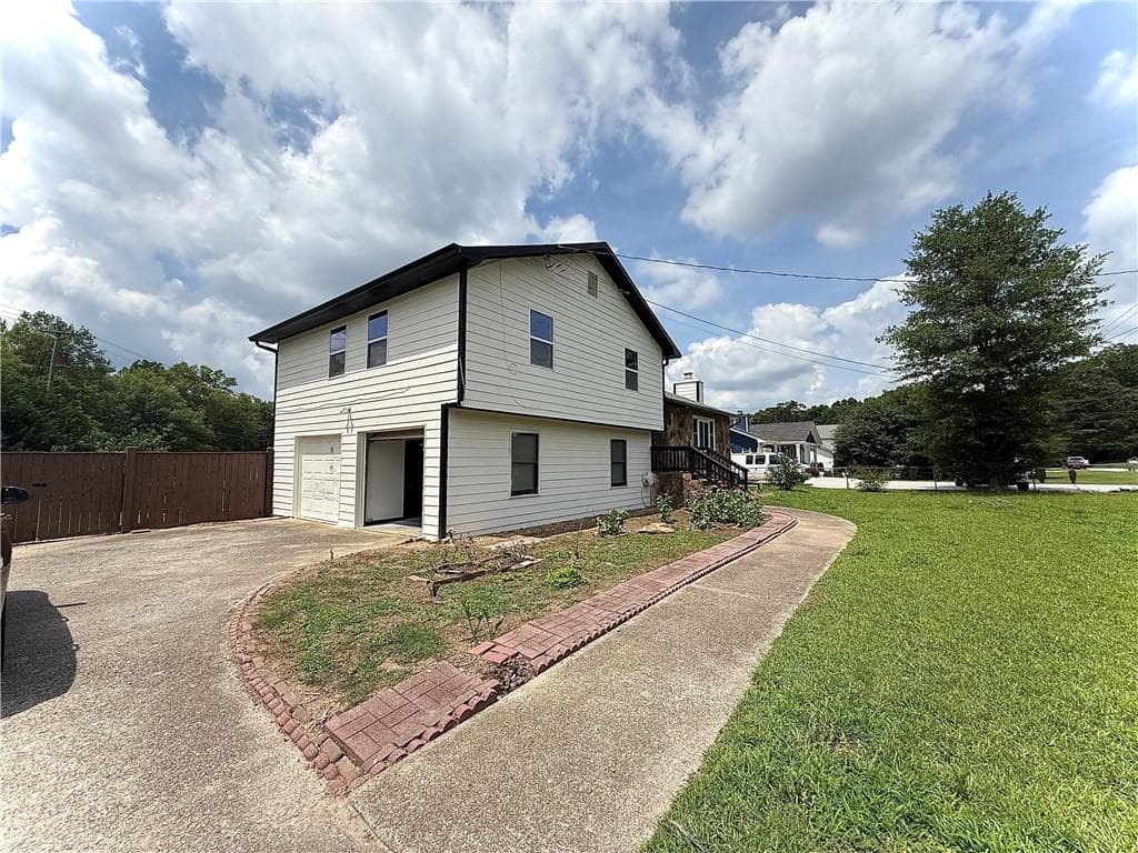 3 bedroom, 2 bathroom, 31,363 sq ft single family residence for sale at 1861 Pharr Road, Snellville, GA 30078 — photo 2