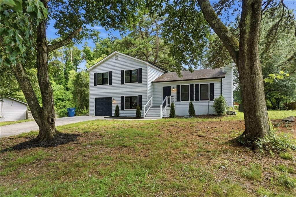 4 bedroom, 2 bathroom single family residence under contract at 2857 Cherokee Cove, Stone Mountain, GA 30087 — photo 2