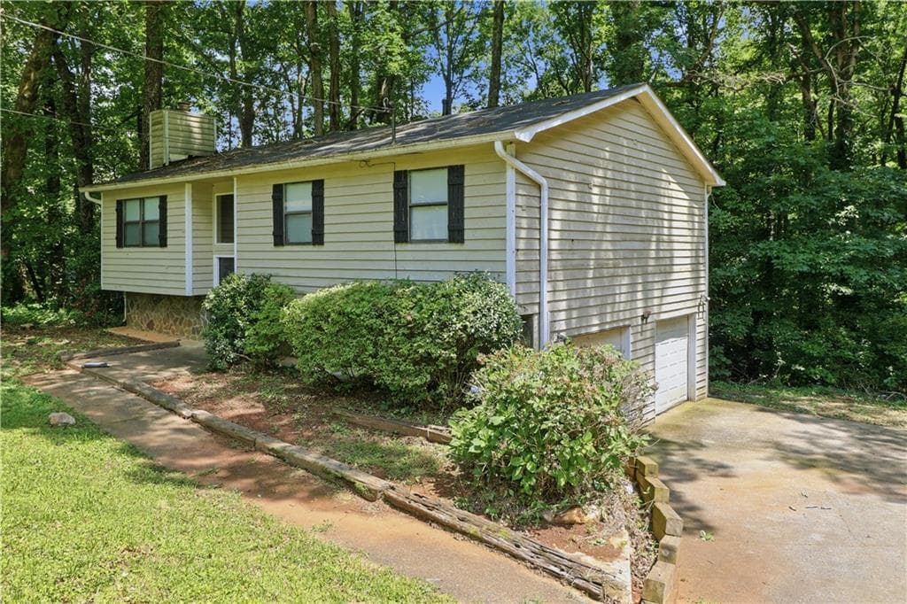 3 bedroom, 2 bathroom, 1,715 sq ft single family residence for sale at 3750 Junior Lane, Douglasville, GA 30135