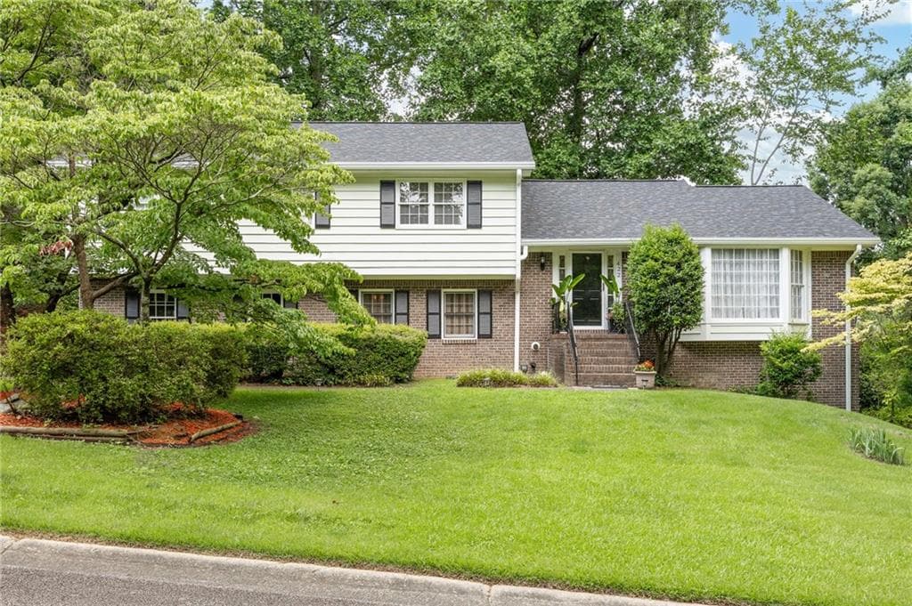 4 bedroom, 3 bathroom, 2,598 sq ft single family residence for sale at 422 Woodstone West Drive, Marietta, GA 30068 — photo 2